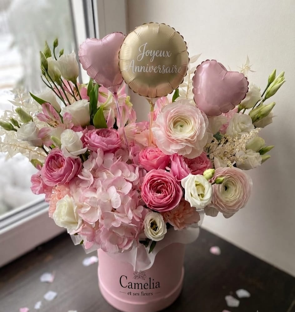 Box d'anniversaire Camelia — fleurs roses, ballons Joyeux Anniversaire et chocolats offerts — Camelia et ses fleurs