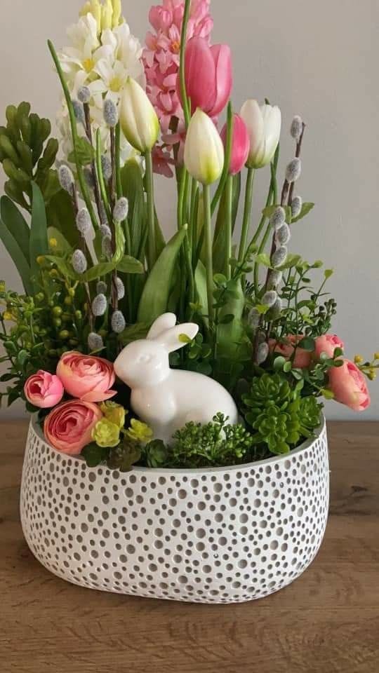 Élégance Printanière : Le Lapin Blanc de Pâques