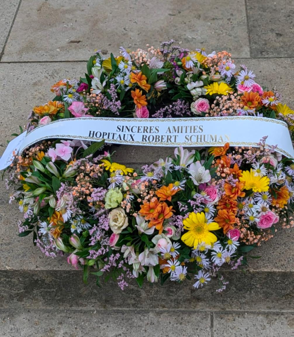 Couronne funéraire multicolore avec ruban "Sincères amitiés"