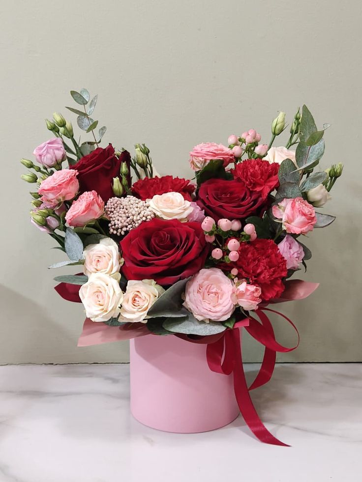 Box en forme de cœur — roses rouges et roses pâles dans un contenant rose — Camelia et ses fleurs