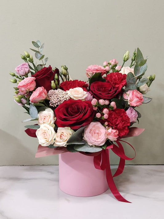 Box en forme de cœur — roses rouges et roses pâles dans un contenant rose — Camelia et ses fleurs