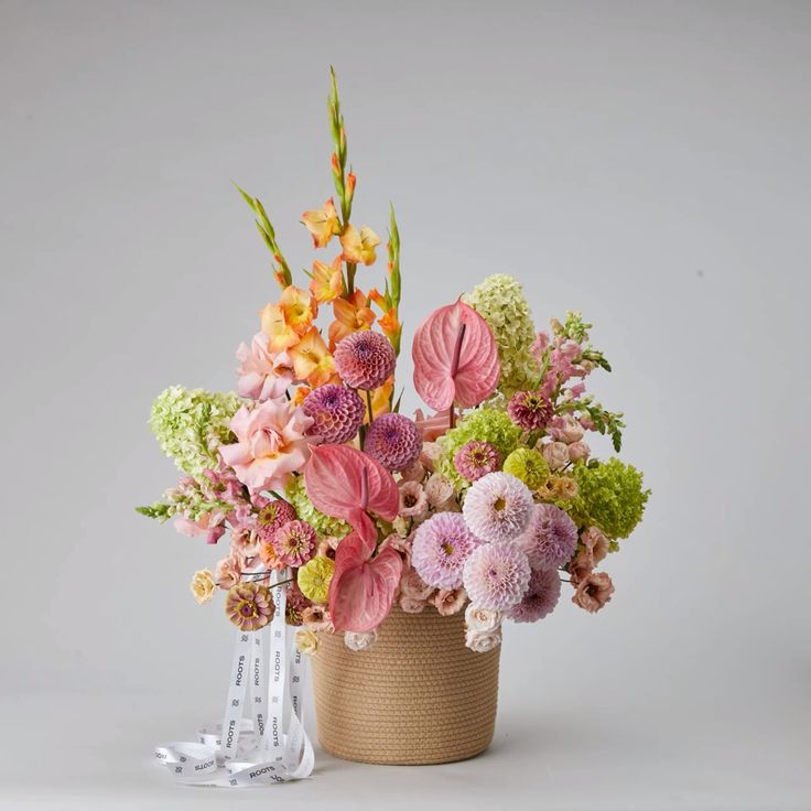 Box champêtre — glaïeuls orange, anthurium rose et dahlias dans un panier en corde — Camelia et ses fleurs