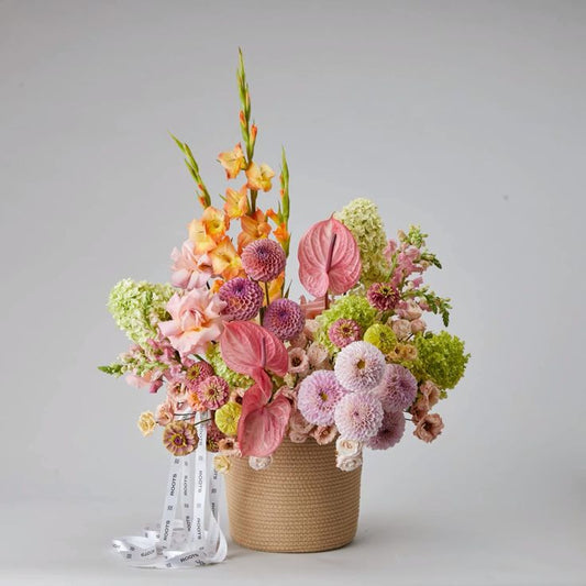 Box champêtre — glaïeuls orange, anthurium rose et dahlias dans un panier en corde — Camelia et ses fleurs