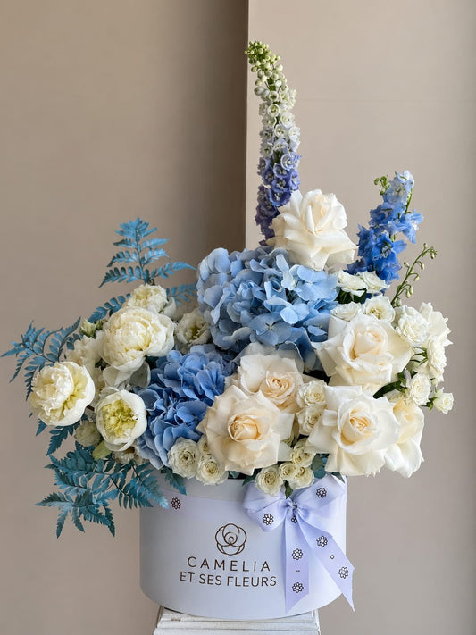 Box bleu et blanc signée Camelia — hortensia bleu, roses blanches et pivoines — Camelia et ses fleurs