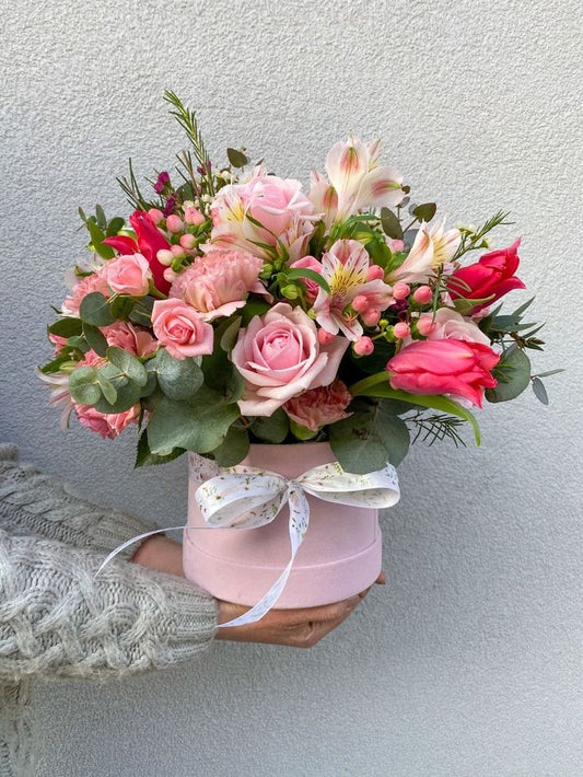 Petite box rose — roses roses, alstroemeria et tulipes — Camelia et ses fleurs