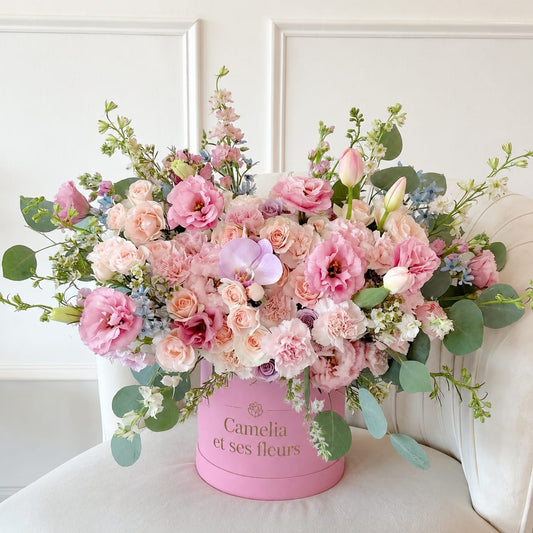 Grande box rose poudré signée Camelia — lisianthus, orchidée et delphinium — Camelia et ses fleurs