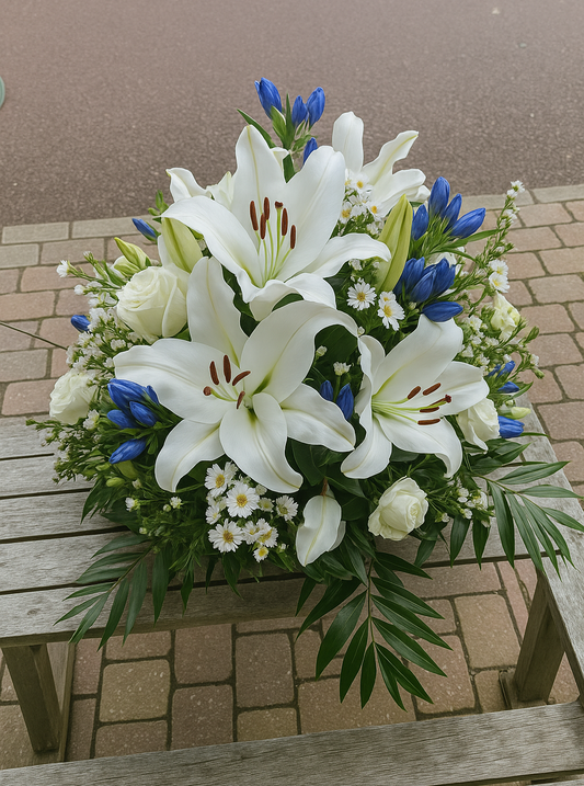 Pureté Bleuet – Coussin lys blancs & gentianes bleues
