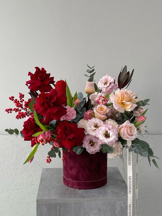 Box d'anniversaire Rubis — roses rouges et fleurs pastel dans un contenant velours bordeaux — Camelia et ses fleurs