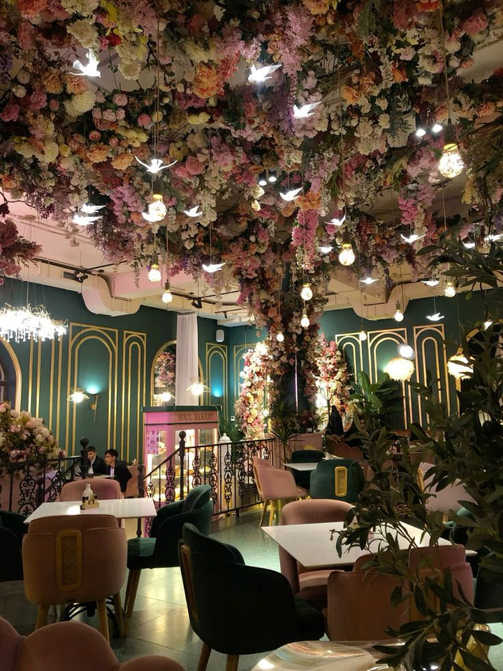 Salle de restaurant sous un plafond de fleurs suspendues