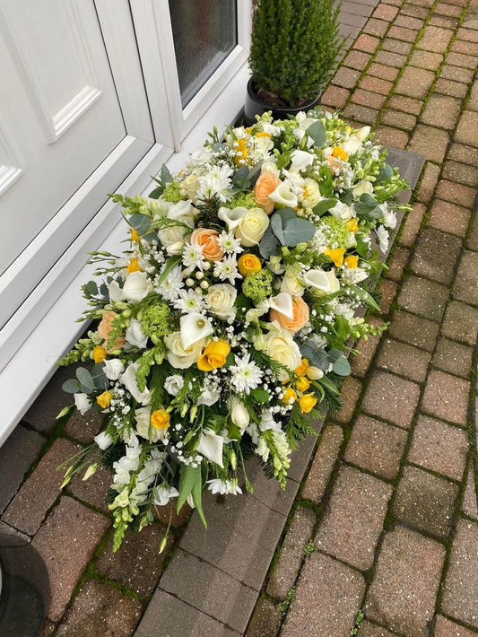 Dessus de cercueil Aurore, blanc, ivoire, pêche, jaune — Camelia et ses fleurs