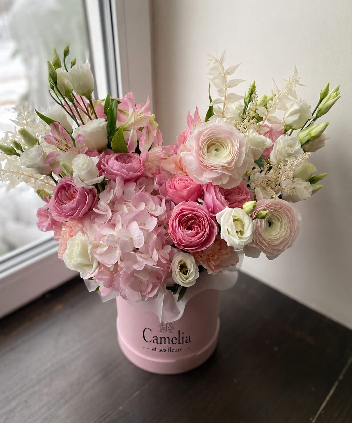 Box rose signée Camelia — renoncules, hortensia rose et pivoines — Camelia et ses fleurs
