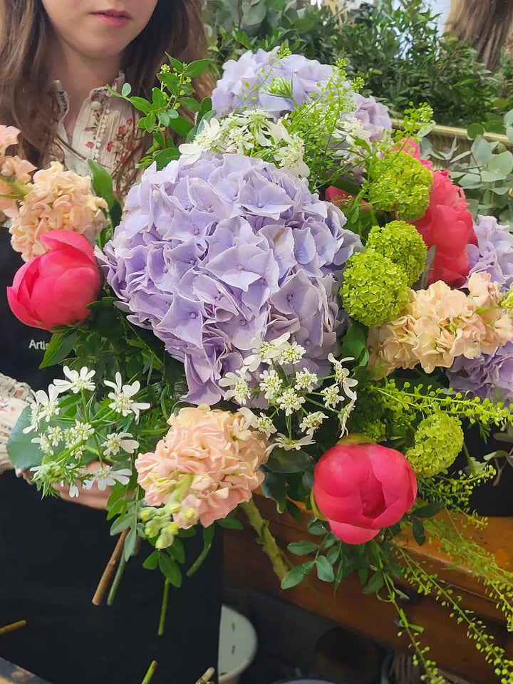 Bouquet rond d’hortensias mauves, de pivoines et de roses