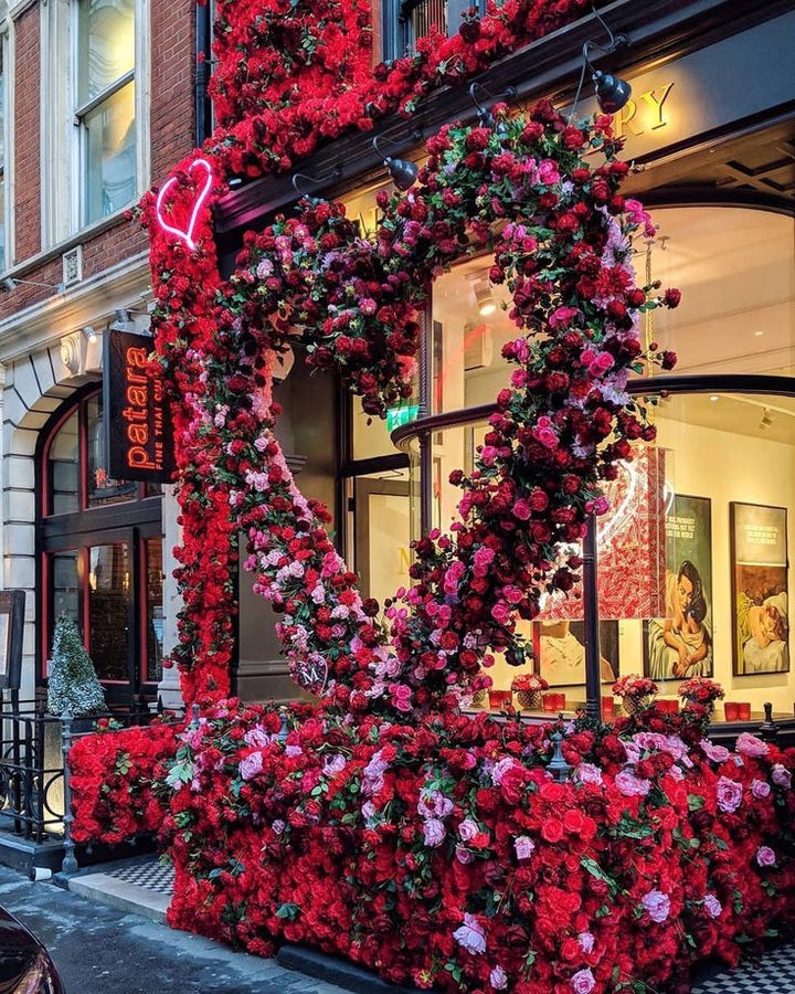 Façade de boutique couverte de roses rouges en forme de cœur